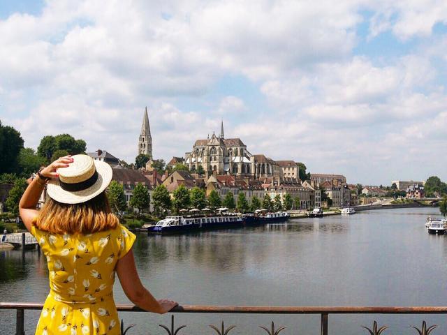 Fille + panorama abbaye