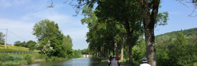 Cyclistes le long du Canal