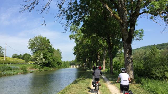 Cyclistes le long du Canal