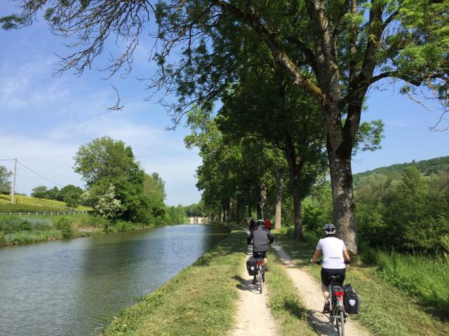 Cyclistes le long du Canal