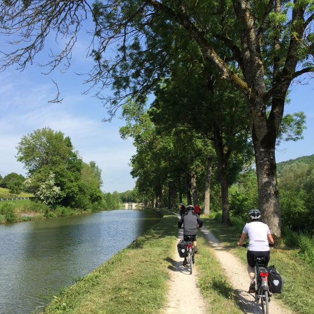 Cyclistes le long du Canal