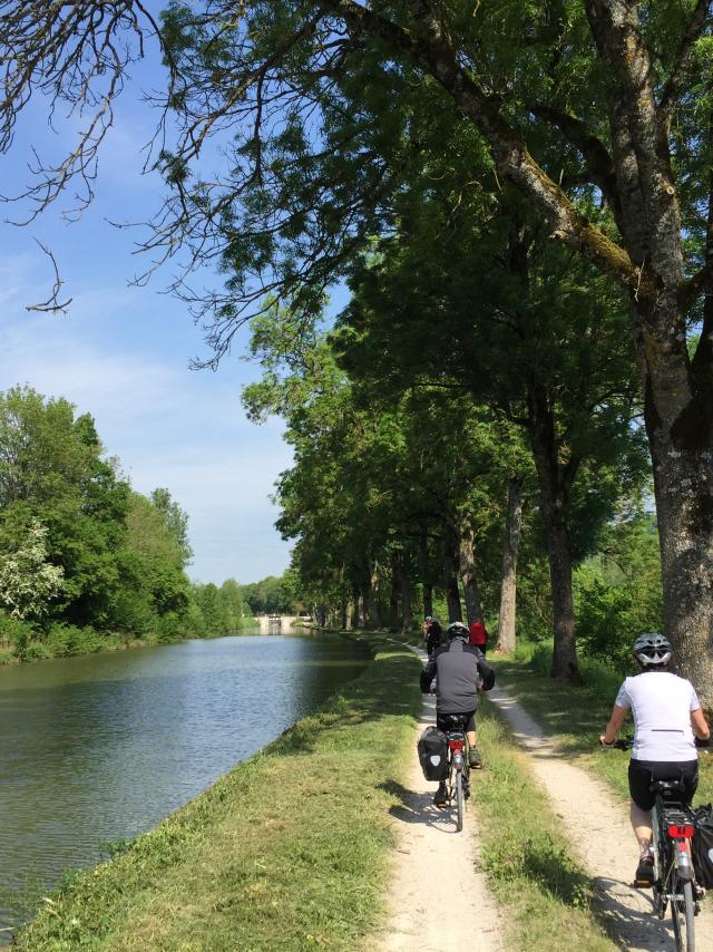 Cyclistes le long du Canal