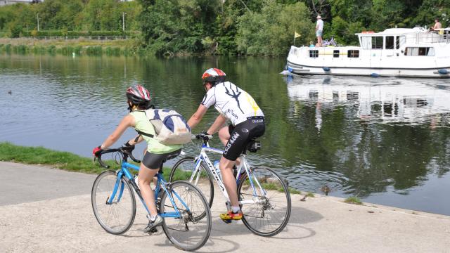 Cyclistes le long du canal