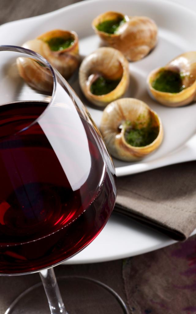 Escargots de Bourgogne et vin rouge.