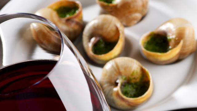 Escargots de Bourgogne et vin rouge.