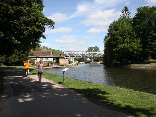 Canal Du Nivernais Joggeurs