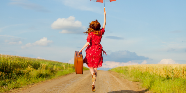 Femme valise campagne