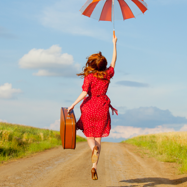 Femme valise campagne